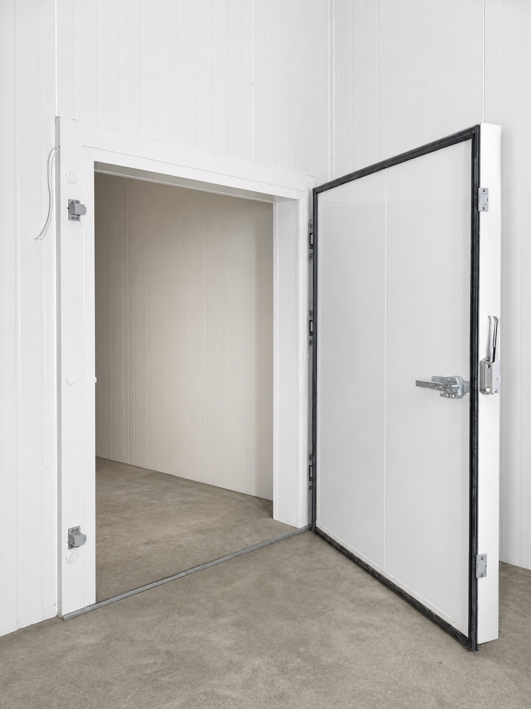 Puerta reforzada abierta de una cámara de frío